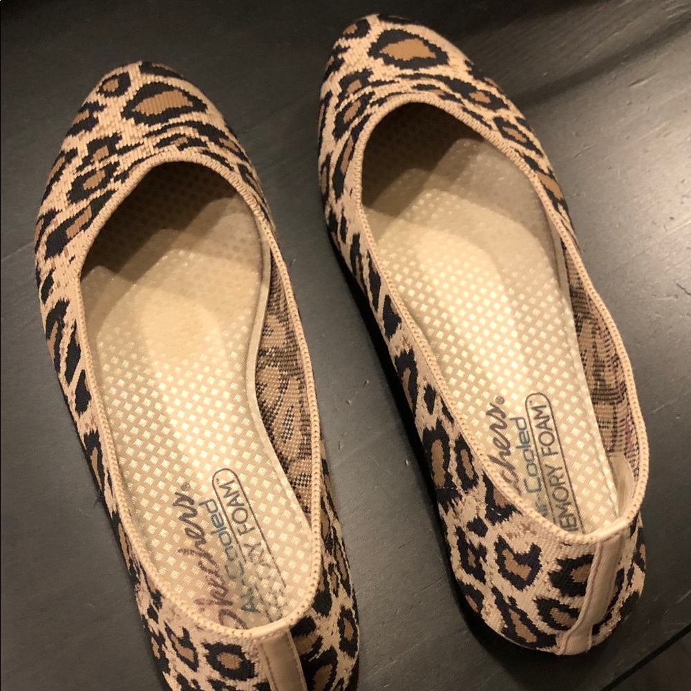 Skechers Womens Leopard Print Slip-On Flats - Tan/Black